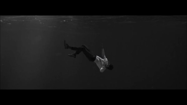 Парень падает в воду