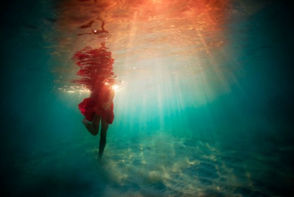 Девушка под водой