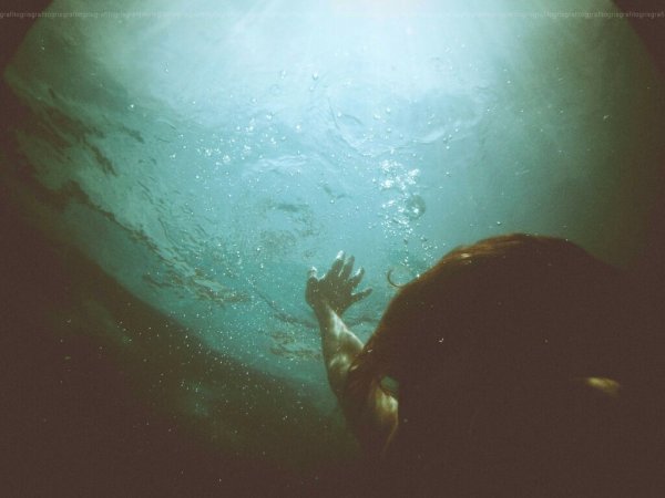 Человек падает на дно