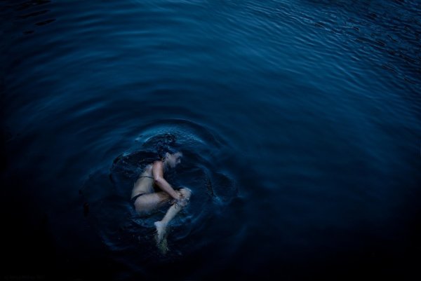 Девушка тонет