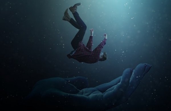 Девушка падает в пустоту