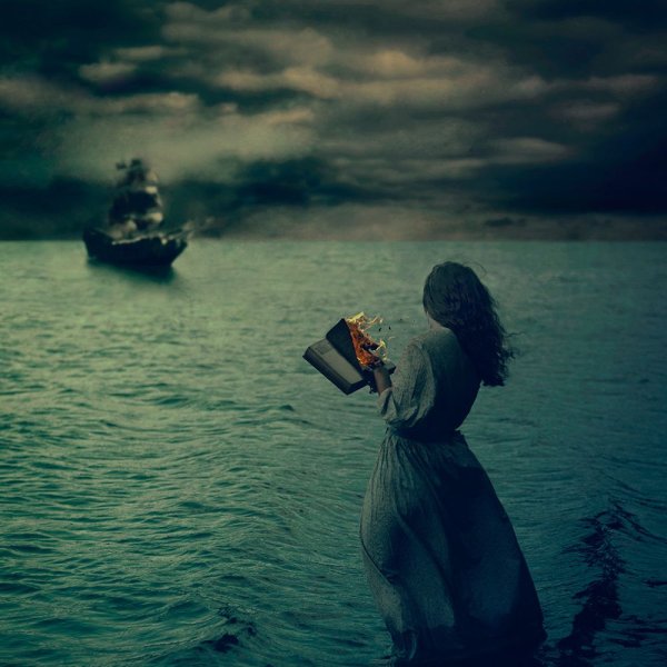 Девушка в платье на море