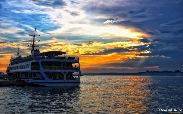 Теплоход в море