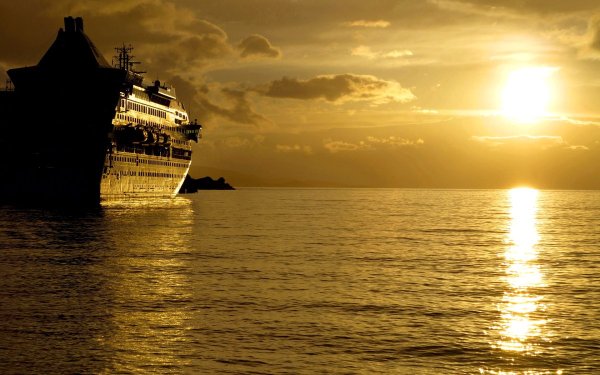 Корабль в океане