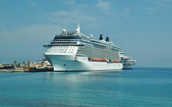 Пассажирский корабль в море