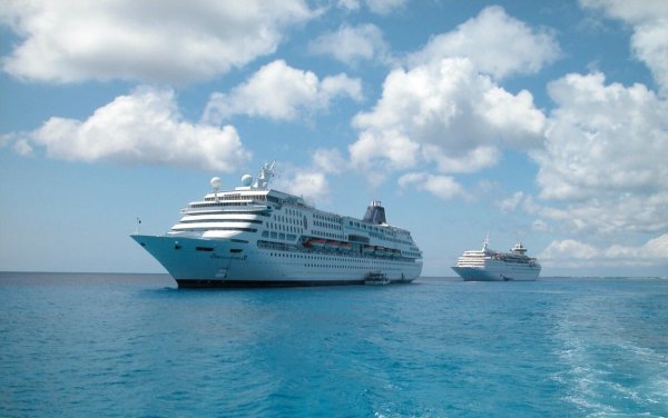 Корабль по морю