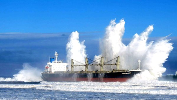 Пароход в шторм