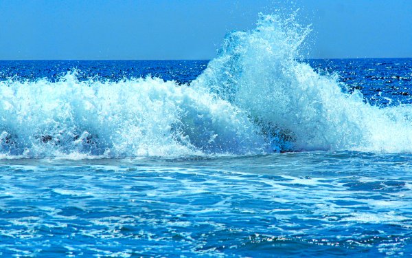 Голубое море