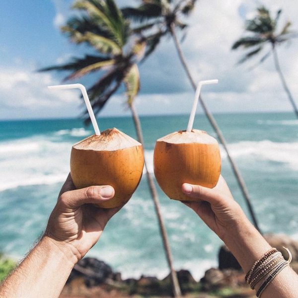 Коктейль в кокосе на пляже