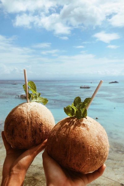 Кокосы на море