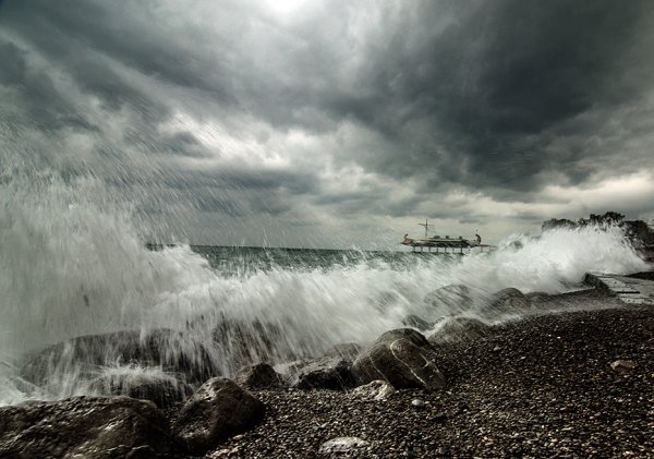 Море штормит Крым