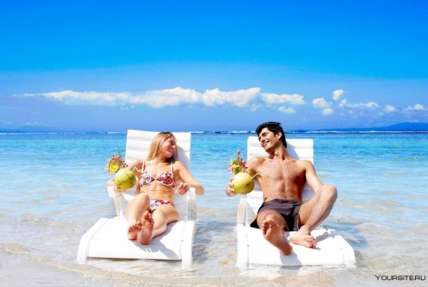 Парочка на берегу моря