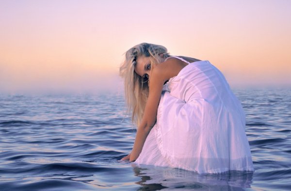 Блондинка на берегу