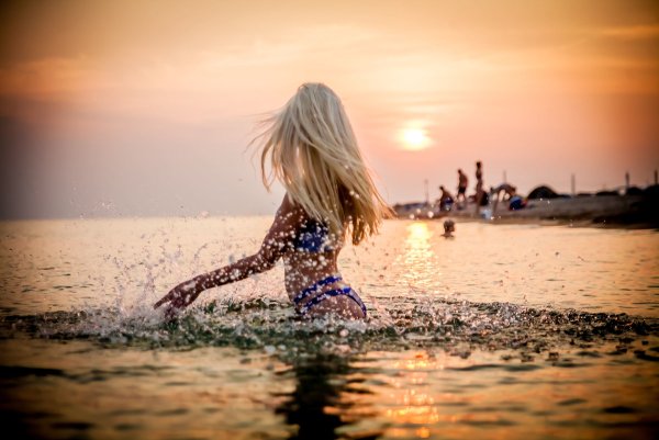 Блондинка на закате