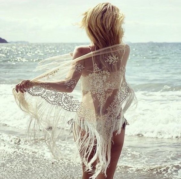 Блондинка на побережье