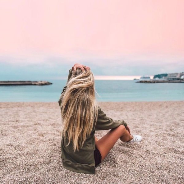 Девушка блондинка со спины на море