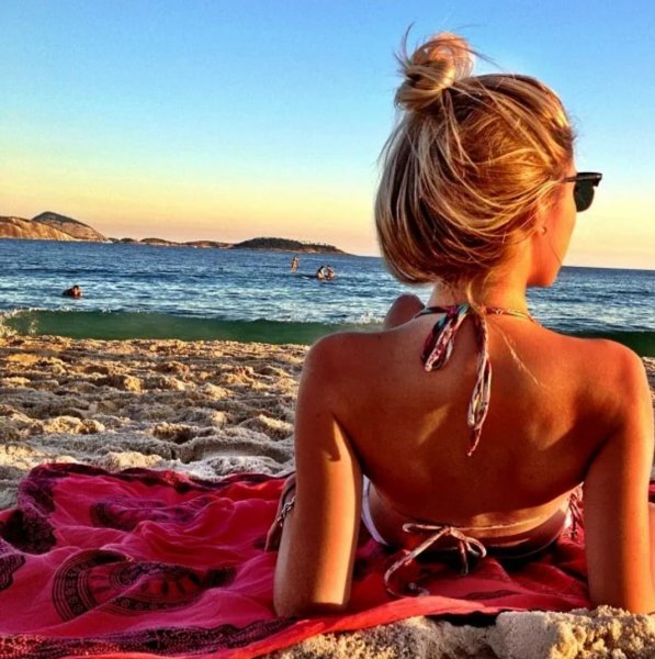 Девушка на море со спины