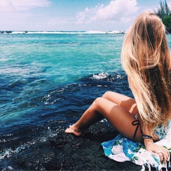 Блондинка на море