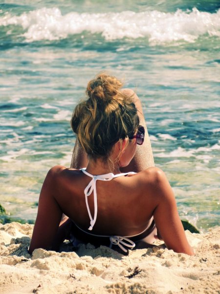 Девушка на берегу моря