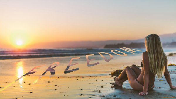 Девушка с каре на море