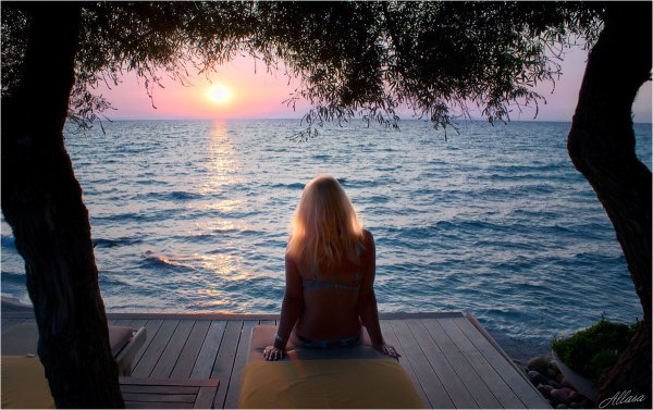 Девушка блондинка на берегу