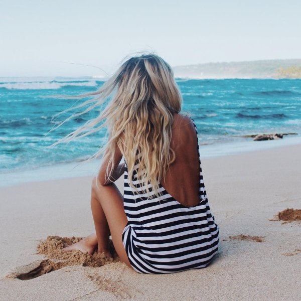 Девушка на берегу моря