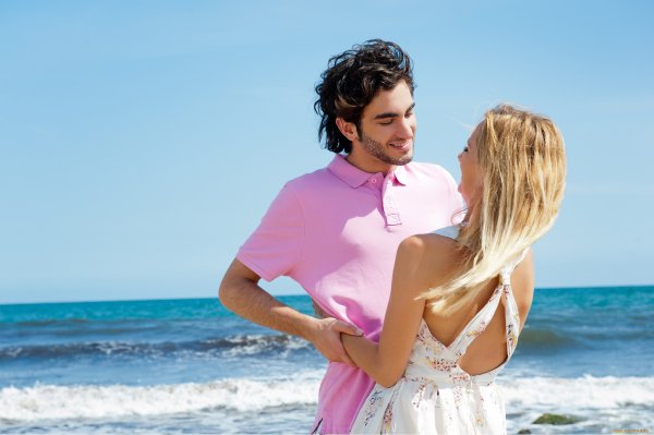 Влюбленная пара на море