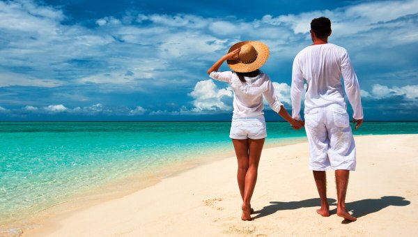 Парень с девушкой на пляже