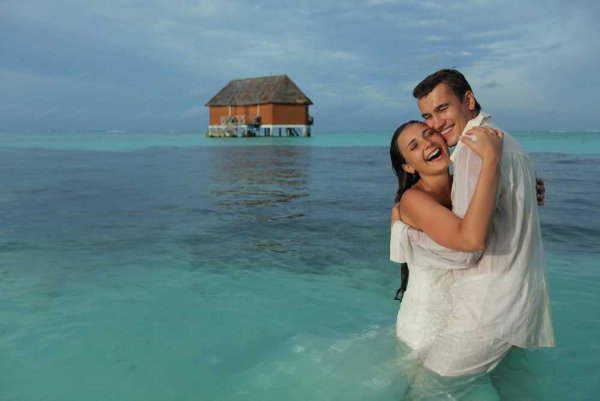 Мужчина и женщина на море