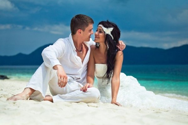 Влюбленные на берегу моря