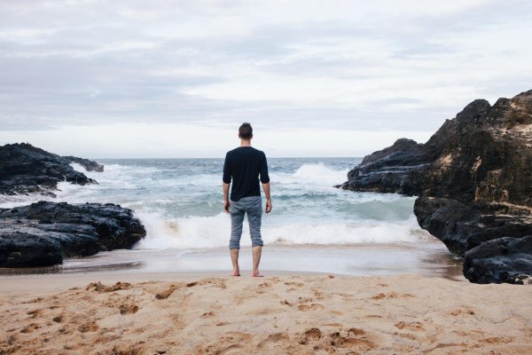 Влюбленная пара на море