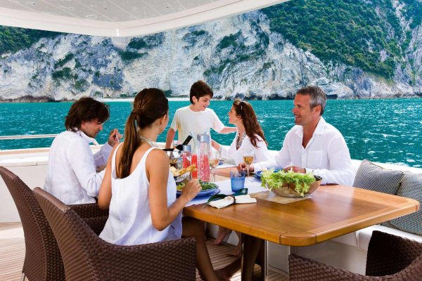 Семья на яхте