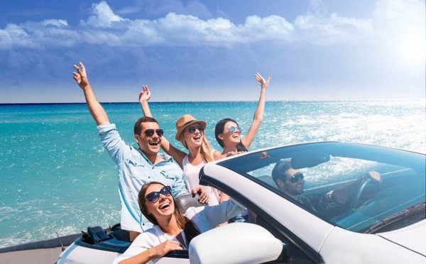 Компания на море