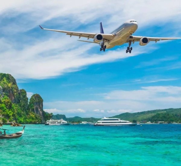 Пара путешествует на машине