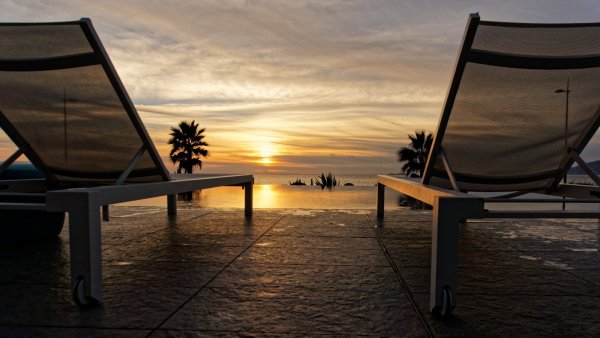 Лежак на фоне моря