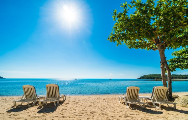 Красивый пляж с лежаками