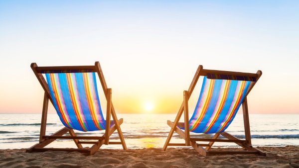 Лежак на фоне моря