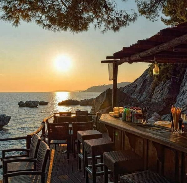 Кафе на берегу моря