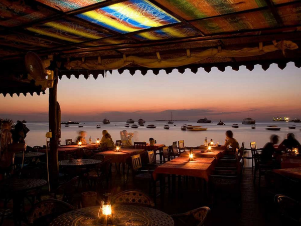 Кафе на берегу моря вечером