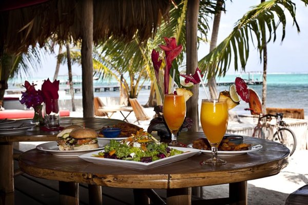 Тропический бар на пляже