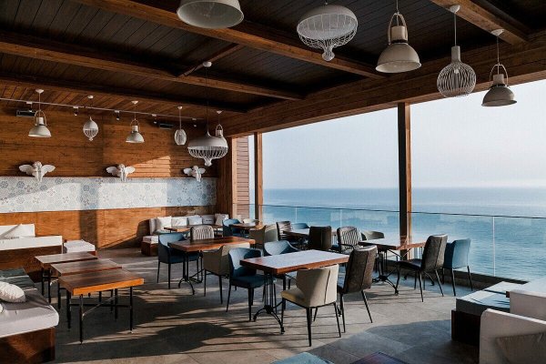 Кафе на берегу моря