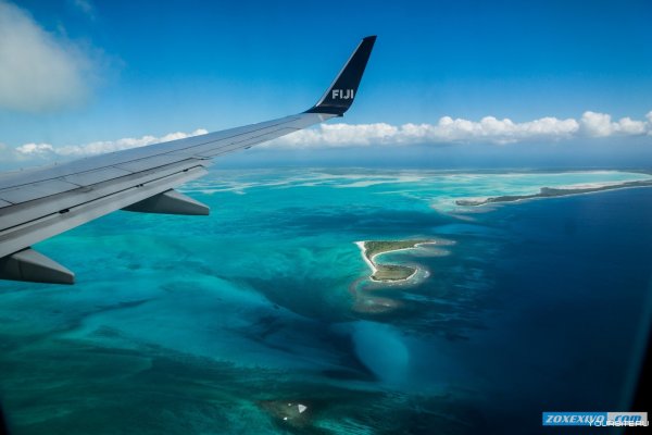 Самолет над островом