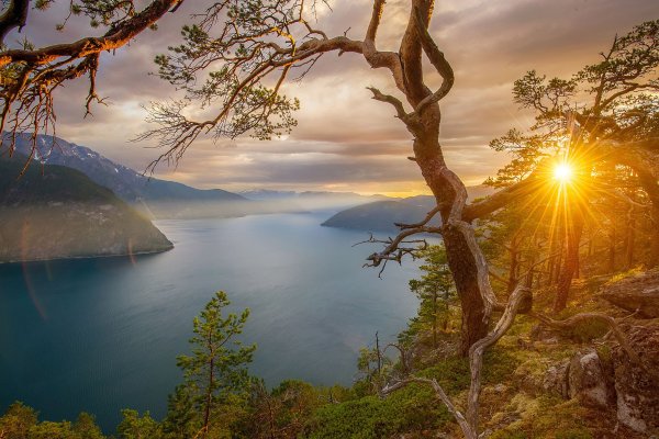 Горы река закат