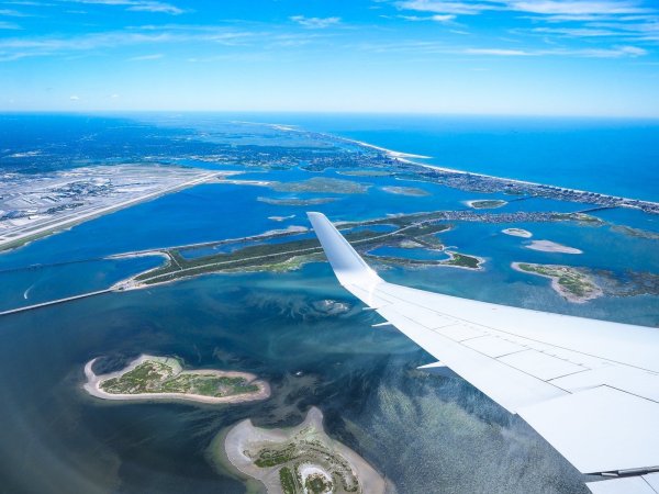 Самолет над морем