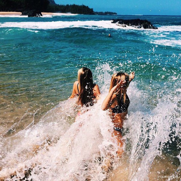 Подруги на берегу моря