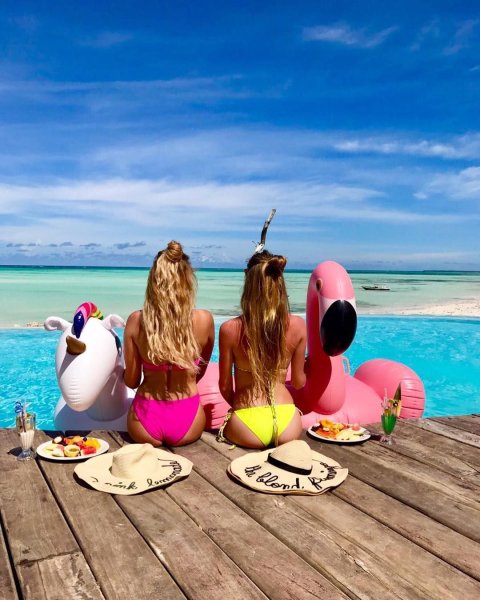 Подруги на море