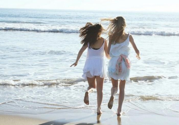 Подруги на берегу моря