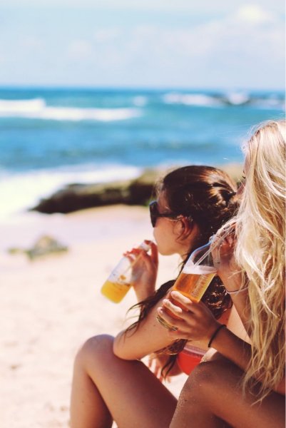 Две девушки на берегу моря