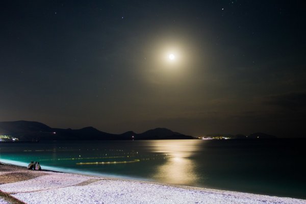 Ресторан на пляже вечером