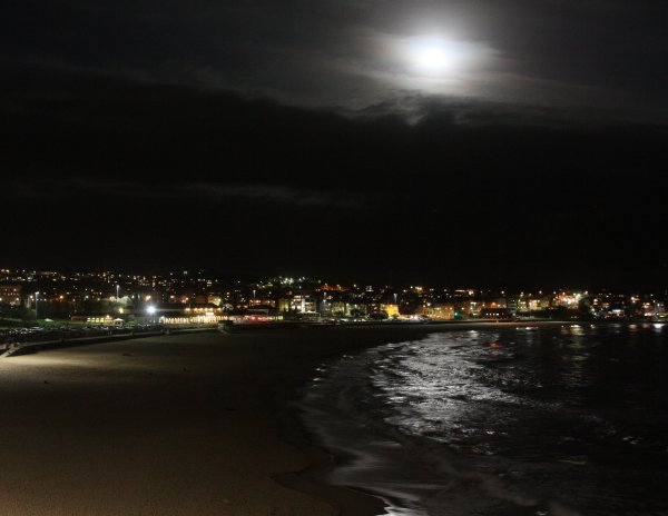 Девушка на пляже вечером